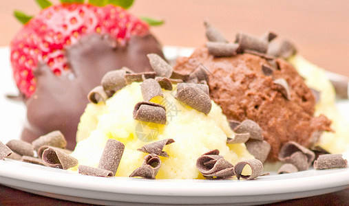 白盘上美味的冰淇淋甜点空白蛋糕棕色刨冰水果桌子盘子食物奶油圆形背景图片