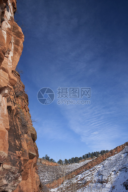 红沙岩悬崖和蓝天空图片