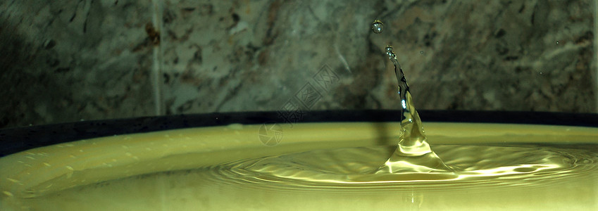 水喷水的雕刻液体潮汐波浪水滴反射图片