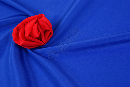 蓝色背景纺织品材料柔软度红色玫瑰丝绸背景图片