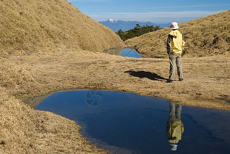 早上在金色草原湖上看山台场地森林国家天空野生动物风景旅行晴天蓝色爬坡图片