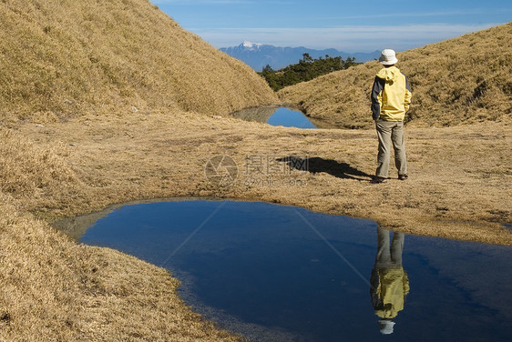 早上在金色草原湖上看山台场地森林国家天空野生动物风景旅行晴天蓝色爬坡图片