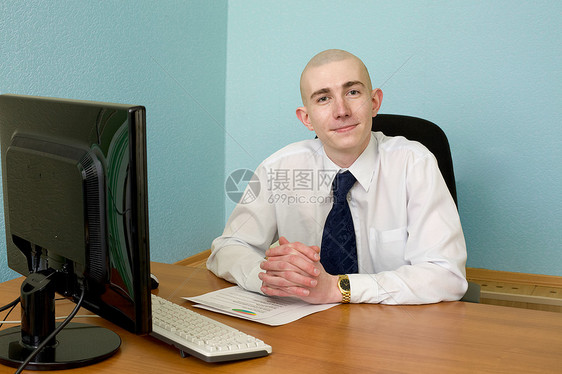 企业在工作场所的经营人蓝色商务键盘写字桌衬衫秃头首席商业家具笑脸图片