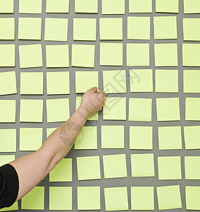 手和粘合笔记正方形色彩投影背景手臂对象便利贴编队办公用品白纸图片