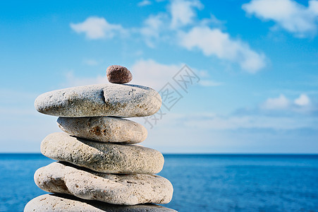 位置石头鹅卵石碎石岩石巨石创造力天空蓝色海滩阳光图片