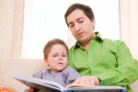 阅读书家庭男人父亲教育男生爸爸孩子男性成人沙发图片