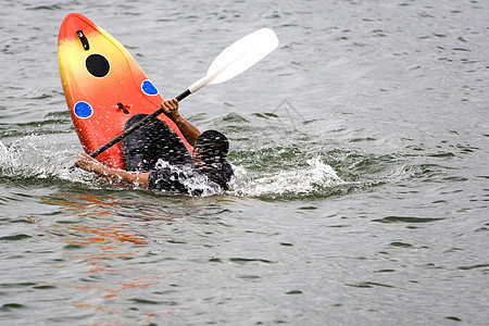 Kayaking 窃听冒险活动海洋运动行动竞争娱乐危险独木舟运动员图片