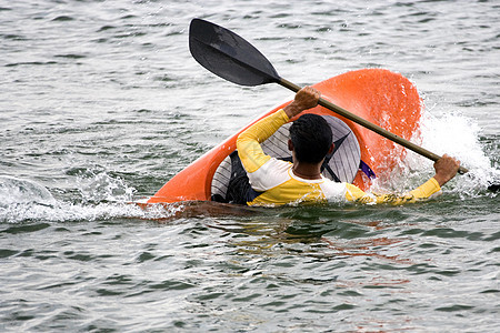 Kayaking 窃听冒险闲暇激流锻炼运动员独木舟活动海洋爱好行动图片