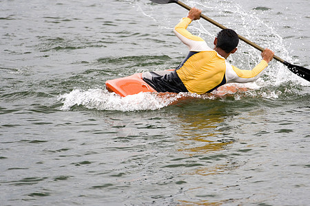 Kayaking 窃听活动漂浮危险竞赛激流海洋独木舟行动爱好竞争图片