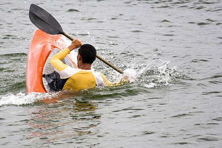 Kayaking 窃听锻炼海洋运动员危险独木舟爱好娱乐行动激流冒险图片
