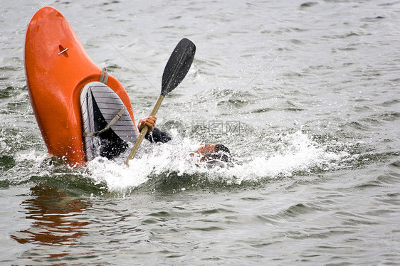 Kayaking 窃听危险海洋锻炼闲暇激流竞赛娱乐冒险独木舟漂浮图片