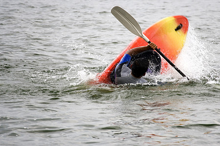 Kayaking 窃听活动危险行动独木舟竞争激流冒险锻炼娱乐爱好图片