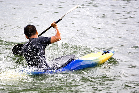 Kayaking 窃听活动娱乐行动运动危险爱好闲暇运动员独木舟漂浮图片