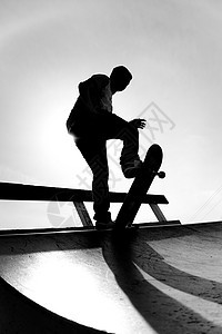 滑板机青年特技技巧男人木板溜冰者阴影滑板侧影半管图片
