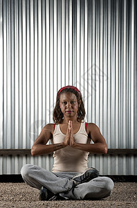 非裔美洲妇女冥想祷告精神微笑女性手帕黑色出汗栅栏沉思瑜伽图片