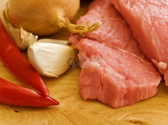 配有香料的肉牛肉鱼片胡椒牛扒猪肉熏肉洋葱营养纸板食物图片