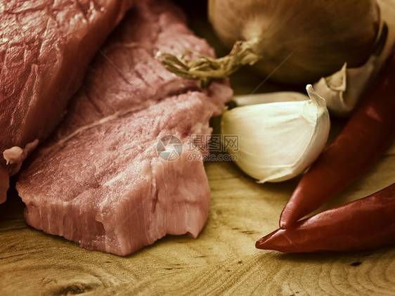 配有香料的肉胡椒牛肉洋葱纸板猪肉营养牛扒食物鱼片熏肉图片