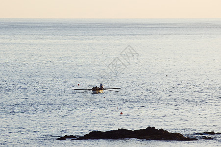 游艇驶近亚速尔州皮科海景岩石海洋赛艇远景浮标捕鲸风景运动员团队图片