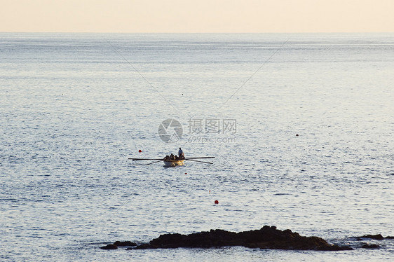 游艇驶近亚速尔州皮科海景岩石海洋赛艇远景浮标捕鲸风景运动员团队图片