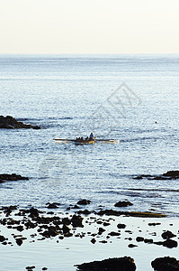 游艇驶近亚速尔州皮科岩石浮标远景地平线运动员赛艇风景捕鲸海景海洋图片