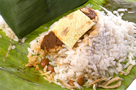 Banana Leaf的椰子米马来语美味鳀鱼叶子早餐香料香蕉牛奶树叶食物图片