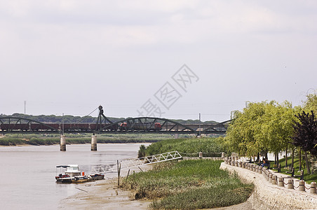 Sado河 Aleentejo 葡萄牙机车车皮码头河岸浮桥铁路火车公园天空人行道图片