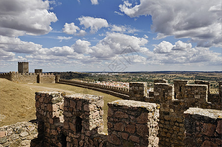 中世纪墙墙废墟花岗岩蓝色天空地标城堡石头水平小路遗产图片