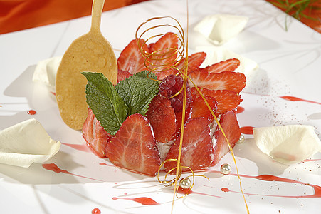 草莓甜点产品奶油美食生日糖果盘子奢华珍珠玻璃叶子图片