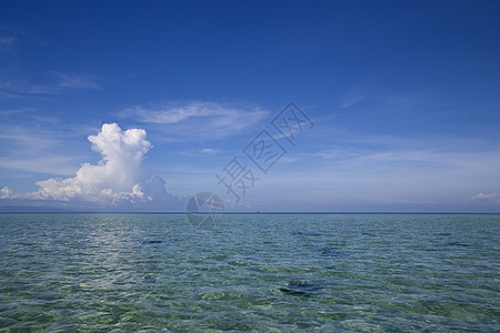 开放海和云海岸情调蓝色波浪热带假期地平线异国多云风景图片