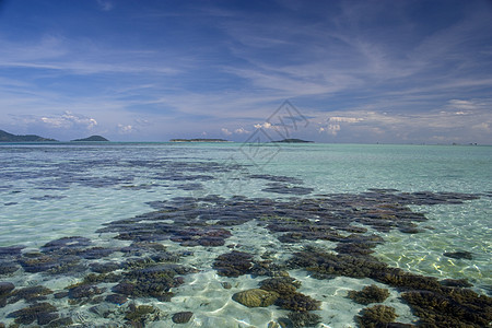 热带岛屿和开海珊瑚异国天空海岸假期海洋天气多云波浪蓝色图片