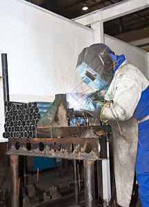 焊接工焊机仓库头盔工厂工作生产手套面具团队通量图片