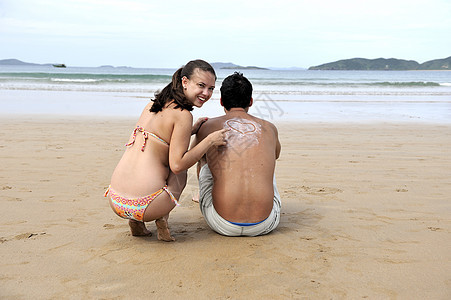 夫妻情侣喜悦幸福男人乐趣男性白色女孩海洋海滩假期图片