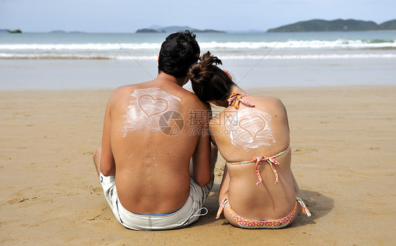 夫妻情侣喜悦白色海滩假期男性男人幸福女性成人女孩图片