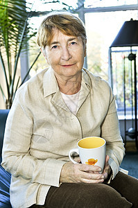 年长妇女放松杯子女性成人老年幸福饮料咖啡老化医疗保险思维图片
