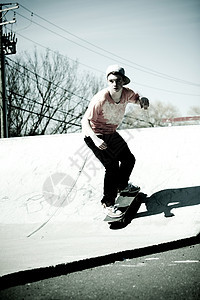 滑滑板挂机技巧乐趣坡道运动溜冰者滑冰伙计孩子娱乐青年图片
