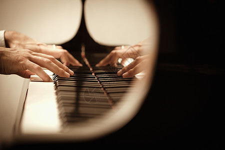 男人弹钢琴黑色钢琴音乐家艺术乐器键盘音乐裁剪歌曲棕褐色图片