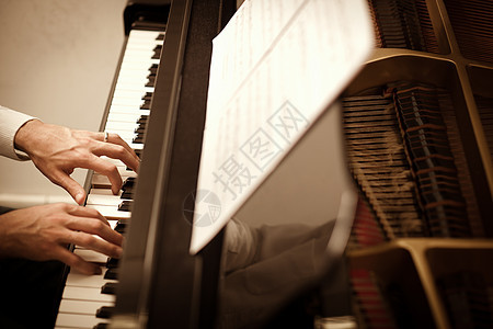 男人弹钢琴棕褐色歌曲乐器键盘音乐家高角度钢琴艺术男性裁剪图片