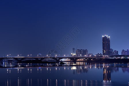 紫色寂寞城市之夜市中心天空摩天大楼孤独场景街道商业反射地标房子图片