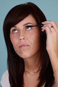 化妆的女生女士睫毛膏化妆品女性黑发图片