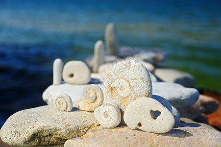 隔水海滩鹅卵石阳光岩石巨石石头卵石蓝色天空图片