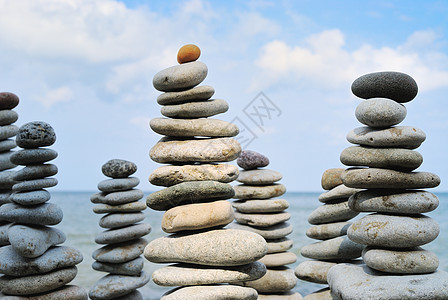 镇海滩巨石阳光卵石蓝色鹅卵石天空顺序岩石石头图片