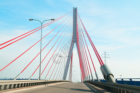 桥天空蓝色建造城市绳索旅行红色紧张技术金属图片