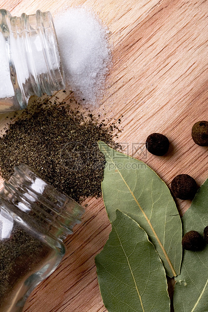 胡椒 盐和海湾叶叶黑色玻璃草本植物摇床棕色香料胡椒子食物叶子绿色图片