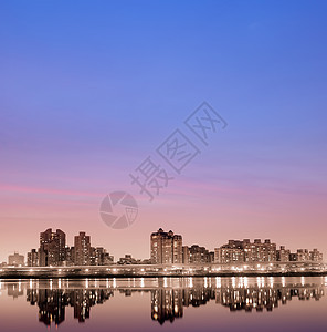 城市之夜 有橙色灯光摩天大楼地标建筑房子橙子紫色天空天际孤独建筑学图片