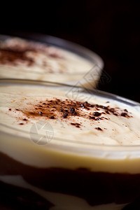 深黑布丁早餐酸奶杯子图层糖果奶油营养奶制品玻璃甜点背景图片