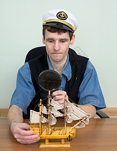 盖有玩具帆船的海帽的家伙图片