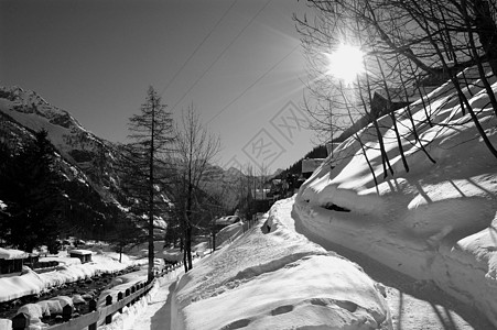 高山冬季风景场景天际顶峰爬坡天空蓝色地球山脉岩石树木图片