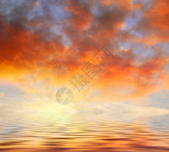 水面上方的橙云日落图片