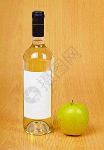 桌上的苹果和苹果酒瓶图片