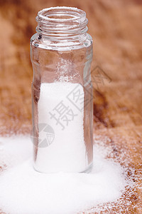 玻璃容器中的盐摇床桌子烹饪木头厨房用具食物白色矿物调味品图片